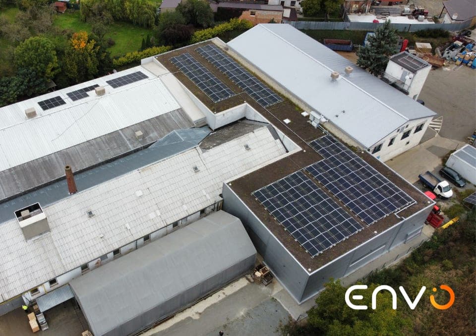 Realizace instalace solárních panelů na střeše